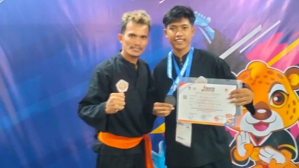 Rezan (kanan) dan Irfan (kiri) saat menunjukkan sertifikat Dan Medali Perunggu di Kejuaraan Jakarta Pencak Silat Nasional Championship 2023. (Ist)