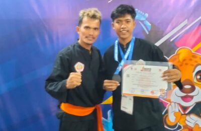 Rezan (kanan) dan Irfan (kiri) saat menunjukkan sertifikat Dan Medali Perunggu di Kejuaraan Jakarta Pencak Silat Nasional Championship 2023. (Ist)