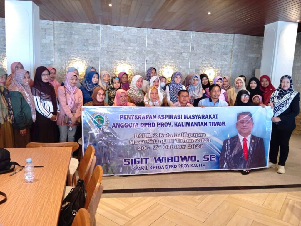Wakil Ketua DPRD Kaltim Ir H Seno Aji saat turun langsung melaksanakan monitoring pembangunan proyek dirainase di Kelurahan Loa Ipuh. (Ist)