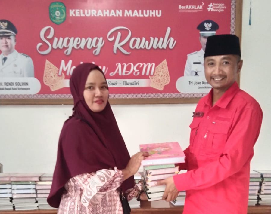 Pembagian Al-Quran dan Iqro oleh Pemerintah Kelurahan Maluhu. (Ist)