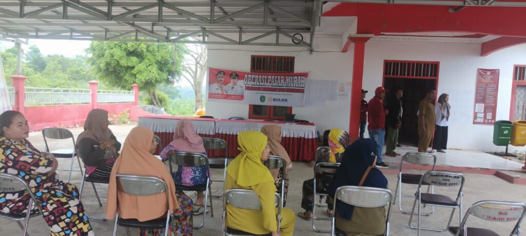 Pelaksanaan operasi pasar murah yang digelar Disperindag Kukar di Kelurahan Bukit Biru. (Ist)
