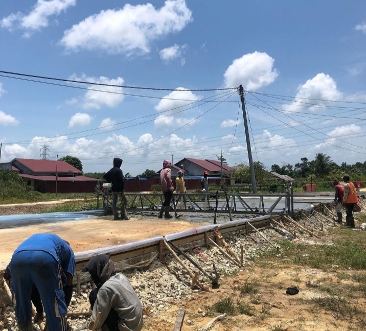 Proyek peningkatan jalan. (ESY)