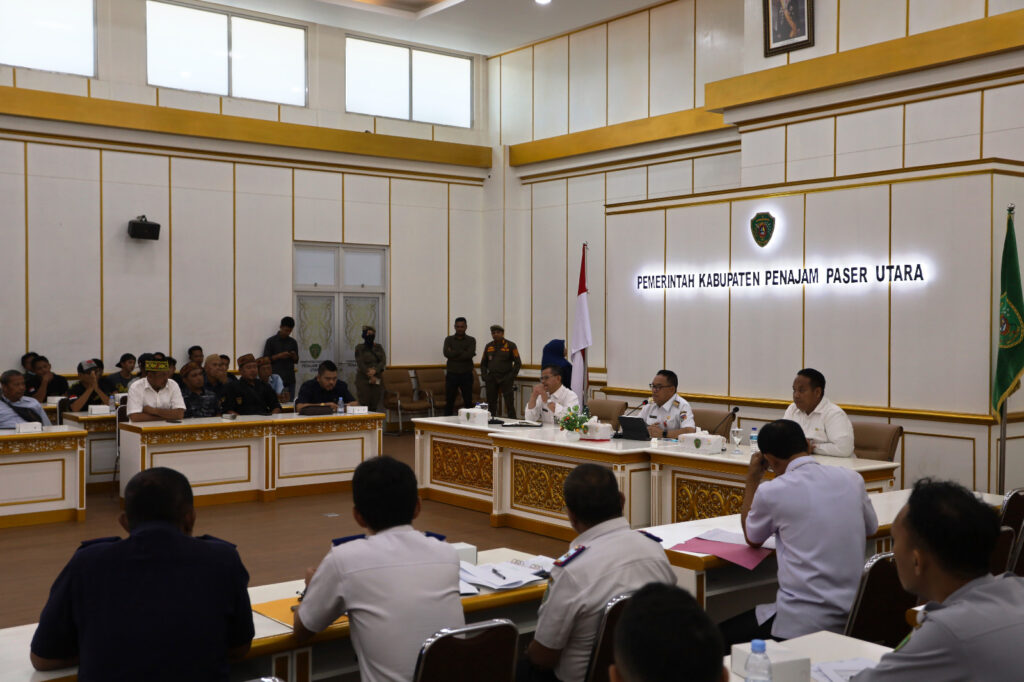 Pj Bupati PPU Makmur Marbun menemui puluhan sopir. (Ist)
