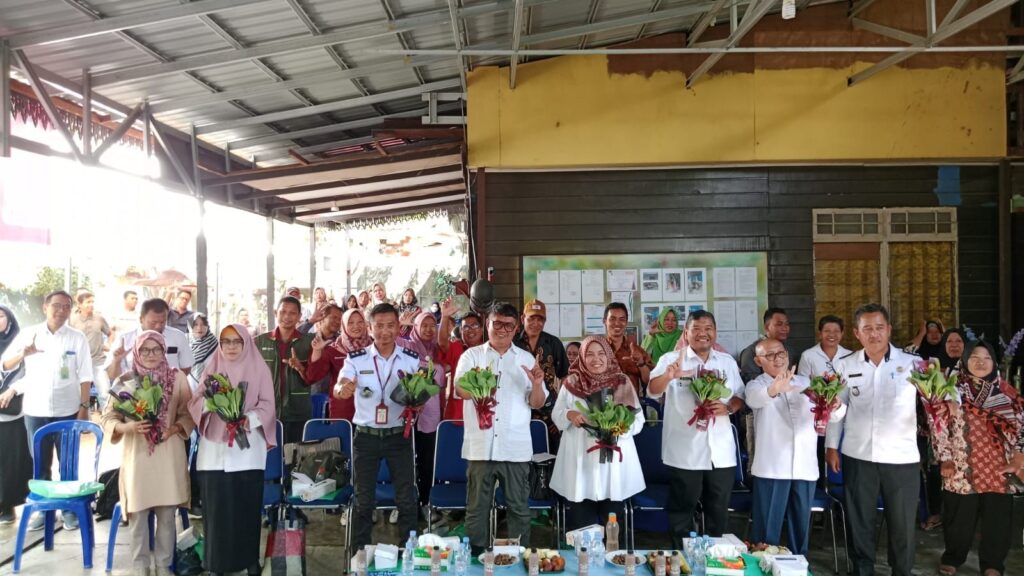 Pelaksanaan sosialisasi bank pengelolaan administrasi bank sampah oleh DLHK Kukar di Kelurahan Maluhu. (Ist)