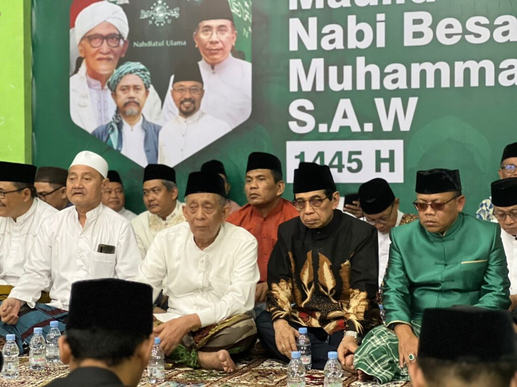 MAULID NABI : Mewakili Ketua, Anggota Komisi IV Rusman Ya’qub menghadiri acara Maulid Nabi S.A.W dan peringatan Hari Santri Nasional, Kamis (26/10) malam. (Ist)