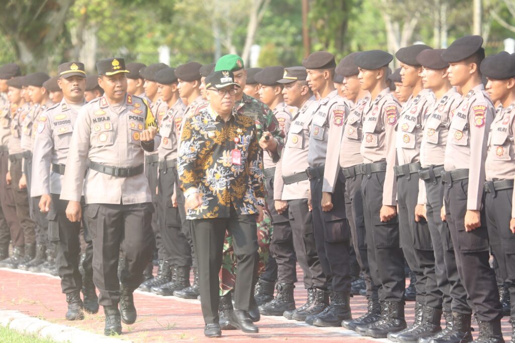 Pj Bupati PPU, Makmur Marbun melakukan pemeriksaan pasukan. (Ist)