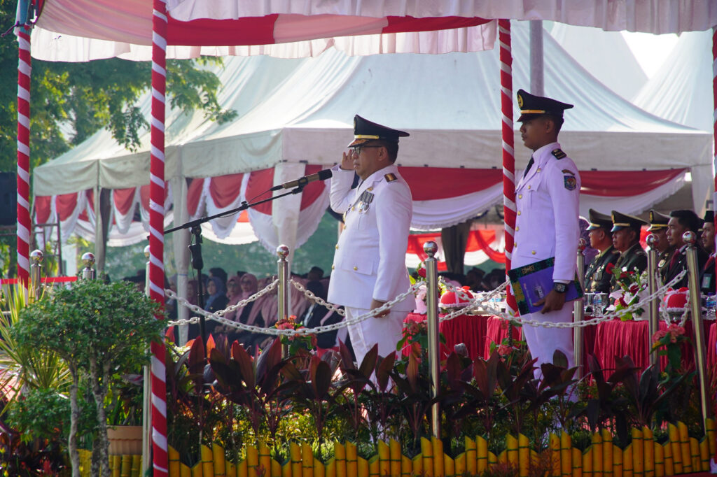 Pj Bupati PPU, Makmur Marbun saat memimpin upacara sumpah pemuda. (Ist)