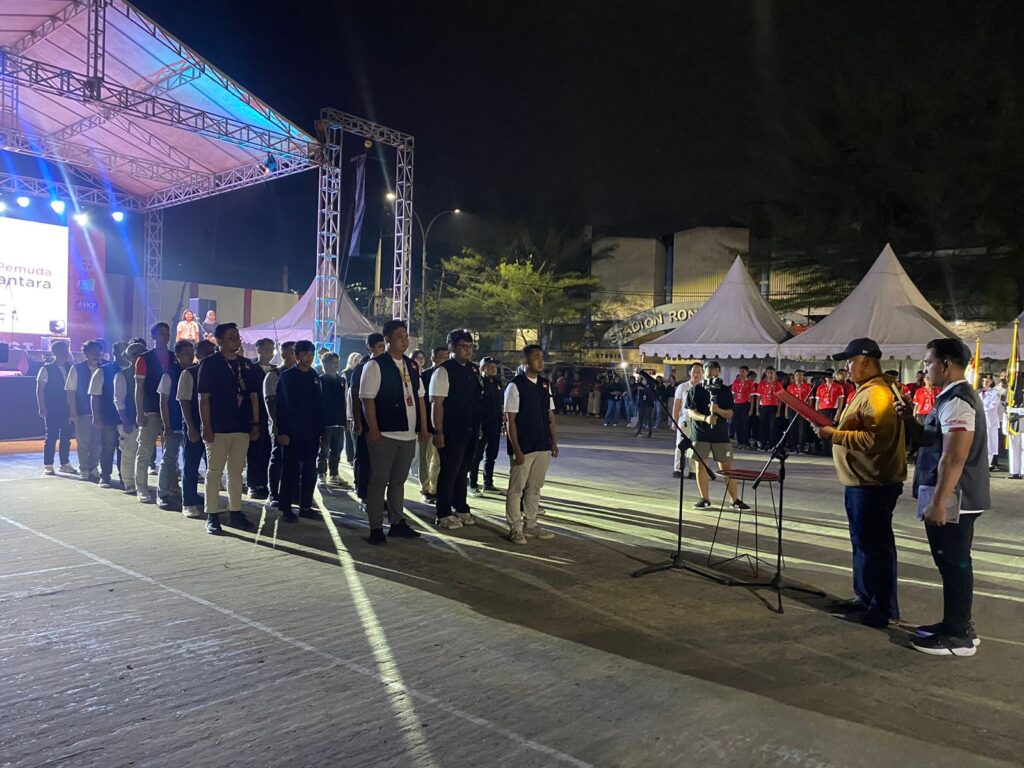 Bupati Kukar Edi Damansyah saat melantik pengurus Perkumpulan Pemuda Digital Nusantara Kukar di lapangan parkir Stadion Rondong Demang Tenggarong. (Ist)