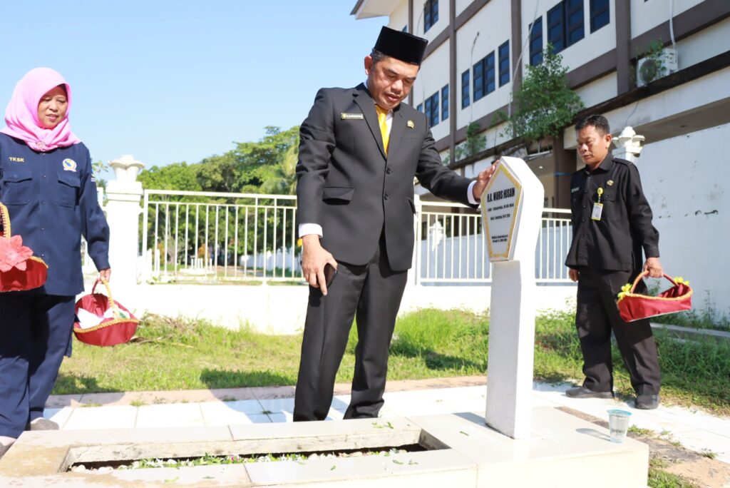 Ketua DPRD Kaltim Hasanuddin Mas’ud menaburkan bunga pada salah satu makam pahlawan Kaltim usai mengikuti upacara Peringatan Hari Pahalawan, di Taman Makam Pahlawan (TMP), Samarinda. (Ist)