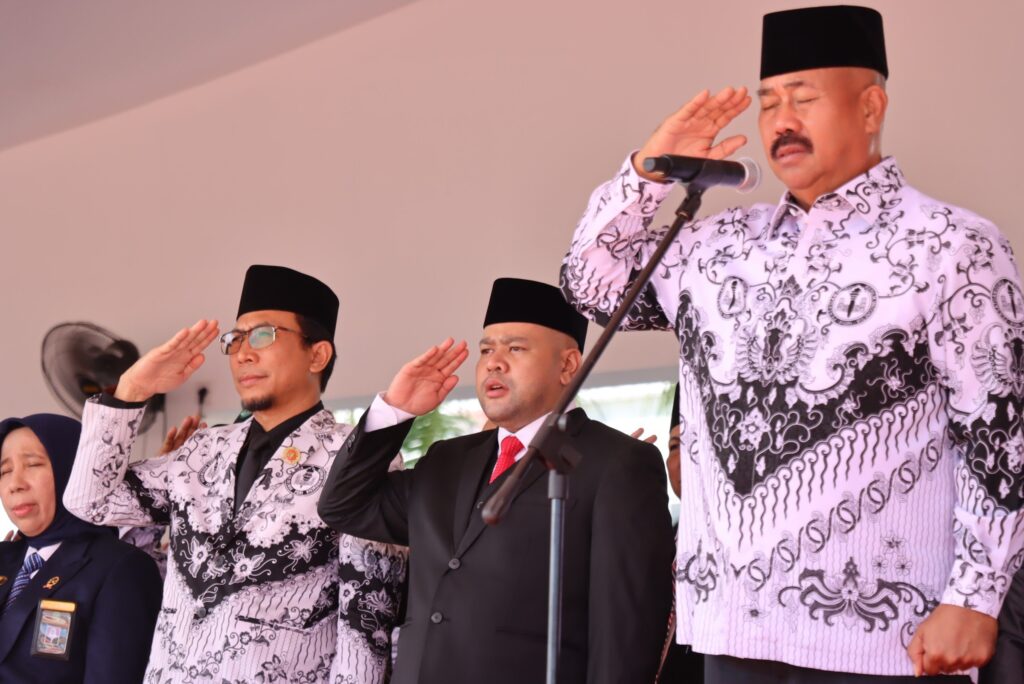 Ketua Komisi IV DPRD Kaltim Akhmed Reza Fachlevi saat menghadiri Upacara Peringatan Hari Guru Nasional (HGN) 2023, di Lapangan Kantor Bupati Kabupaten Kutai Kartanegara. (Ist)
