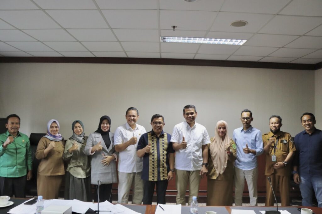 Anggota Komisi IV DPRD Kaltim Rusman Yaqub beserta Tim Ahli Isal Wardhana, Analis Kebijakan Muda Azhari, dan Pranata Humas Ahli Muda Sekretariat DPRD Kaltim Vidi Gatot Setiadi menerima kunjungan kerja Pansus Raperda DPRD Kutim. (Ist)