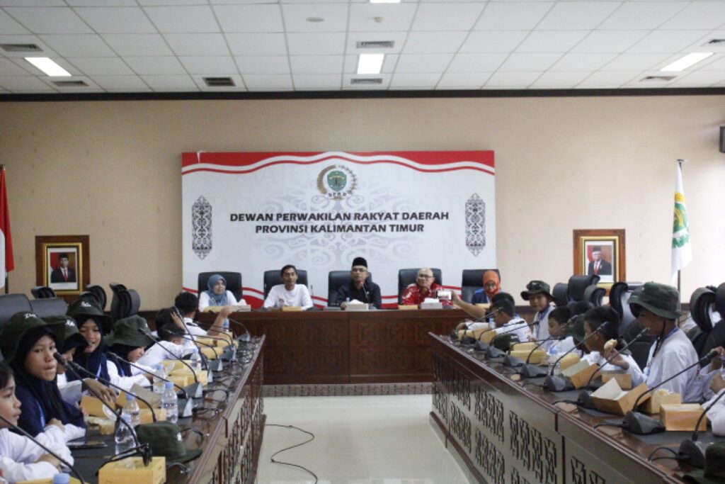 Anggota Komisi III DPRD Kaltim Ali Hamdi saat Menerima Kunjungan SD YPPSB 1 Sangatta. (Ist)