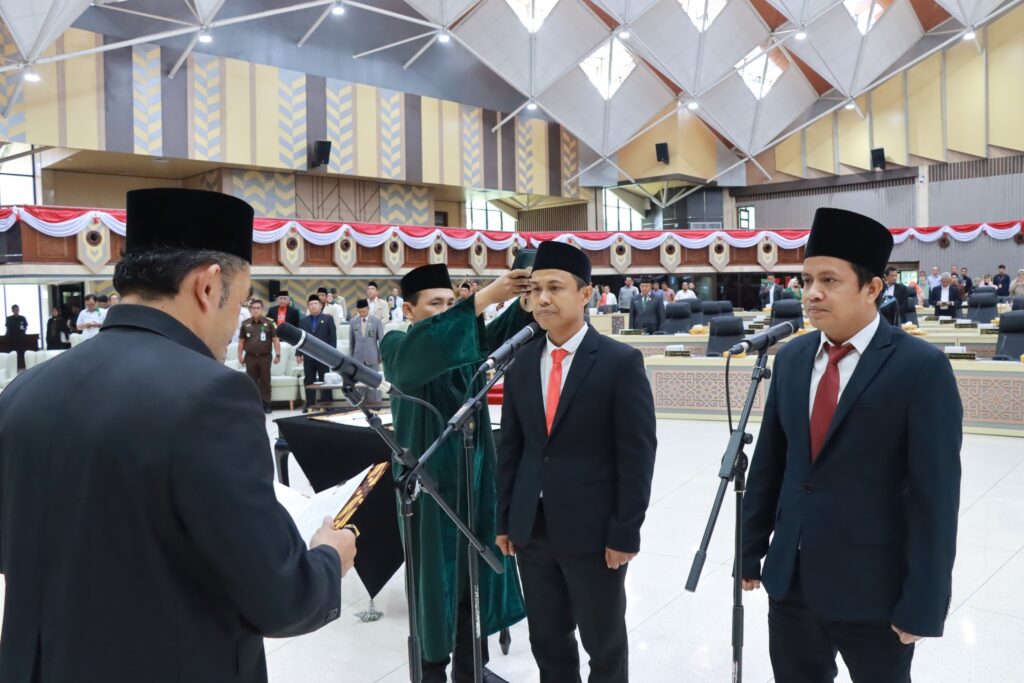 Ketua DPRD Kaltim Hasanuddin Mas’ud memimpin pengambilan Sumpah/Janji Anggota DPRD Kaltim sisa masa jabatan 2019 – 2024 pada Rapat Paripurna ke-39 DPRD Kaltim. (Ist)