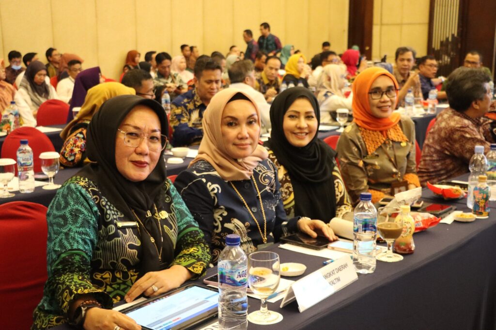 Sekretaris DPRD Kaltim Hj. Norhayati Usman menghadiri rapat kerja Bersama Pj. Gubernur dan Bupati/Walikota Se-kalimantan Timur. (Ist)