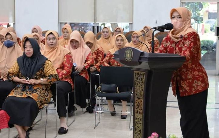 Ketua DWP Kukar, Yulaikah Sunggono saat membuka kegiatan tersebut. (Ist)