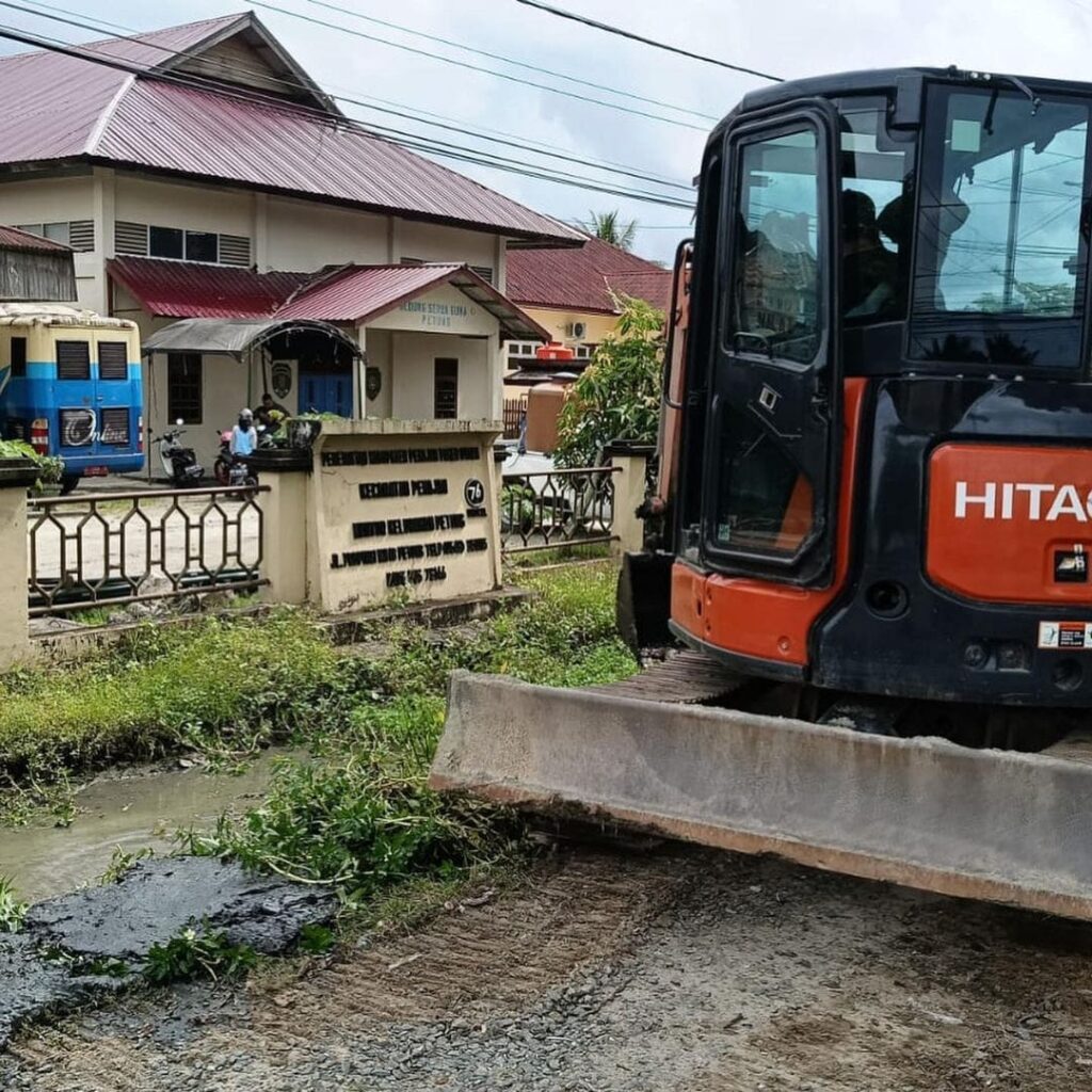 Upaya kerjasama pemerintah Kelurahan Petung untuk melakukan normalisasi sungai yang menjadi kewenangan pemerintah provinsi. (Ist)