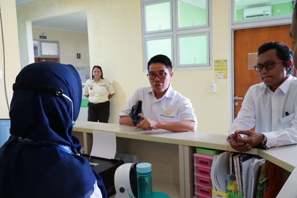 Ketua DPRD Kabupaten PPU, Syahrudin M Noor, saat berkunjung ke RSUD RAPB Kabupaten PPU, Rabu (15/11/2023). (Ist)