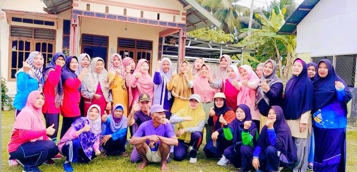 Senam Lansia gelaran Kelurahan Petung. (Ist)