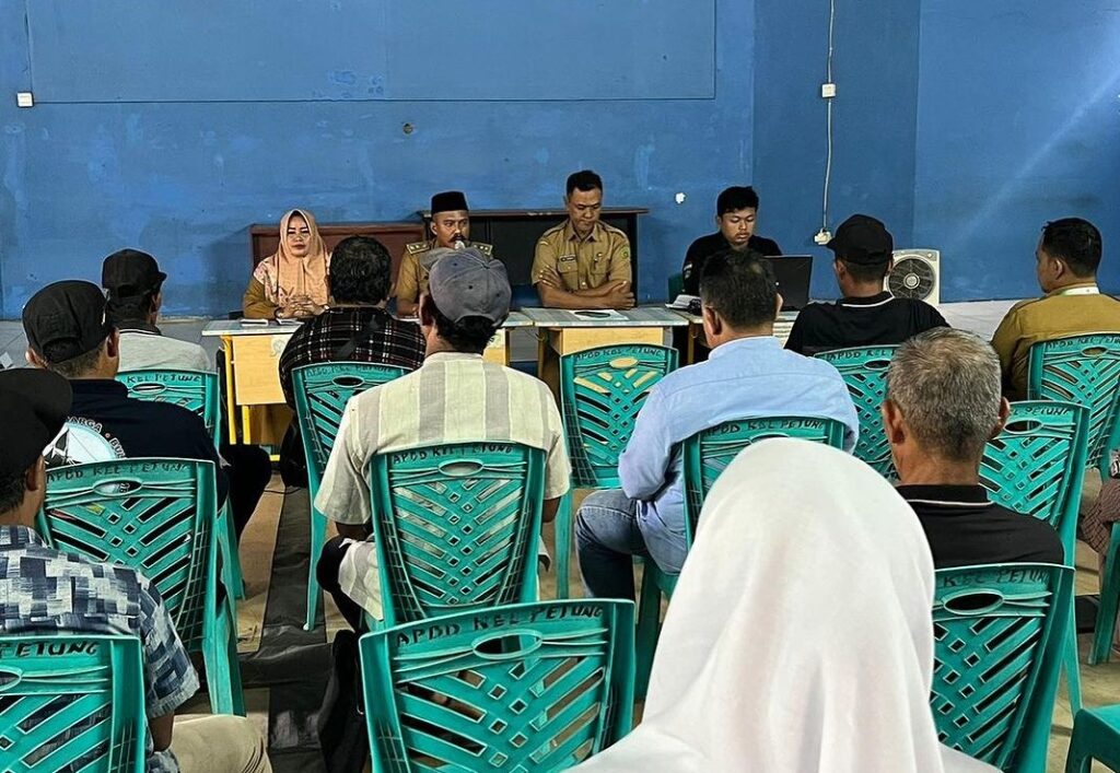 Lurah Petung, Achmad Fitriady saat memimpin pertemuan dengan warga. (Ist)
