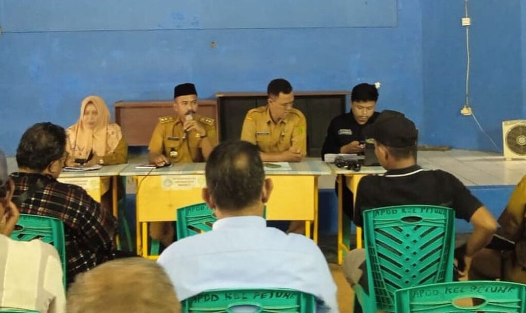 Lurah Petung, Achmad Fitriady saat memimpin pertemuan dengan warga. (Ist)