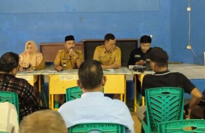 Lurah Petung, Achmad Fitriady saat memimpin pertemuan dengan warga. (Ist)