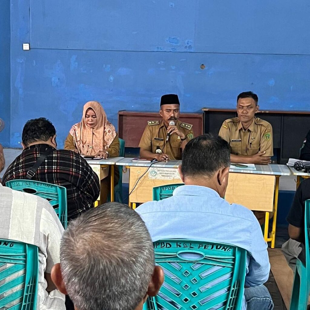 Lurah Petung, Achmad Fitriady (Tengah). (Ist)