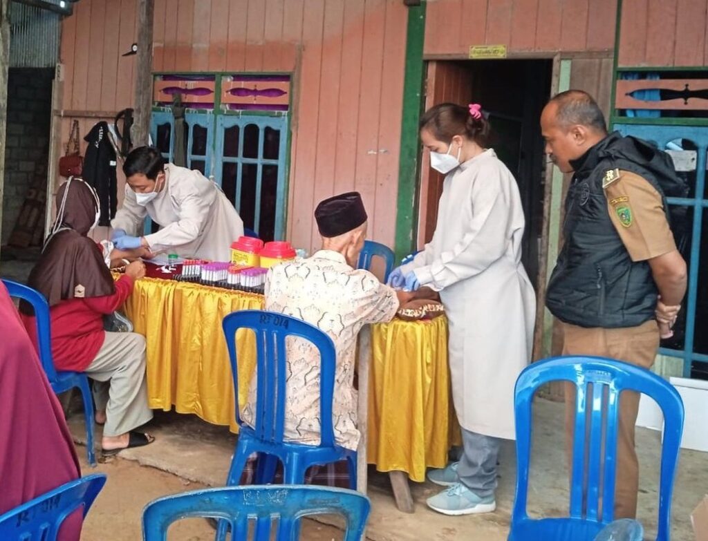 Para Lansia Melakukan Cek Kesehatan Rutin di Kelurahan Petung. (Ist)
