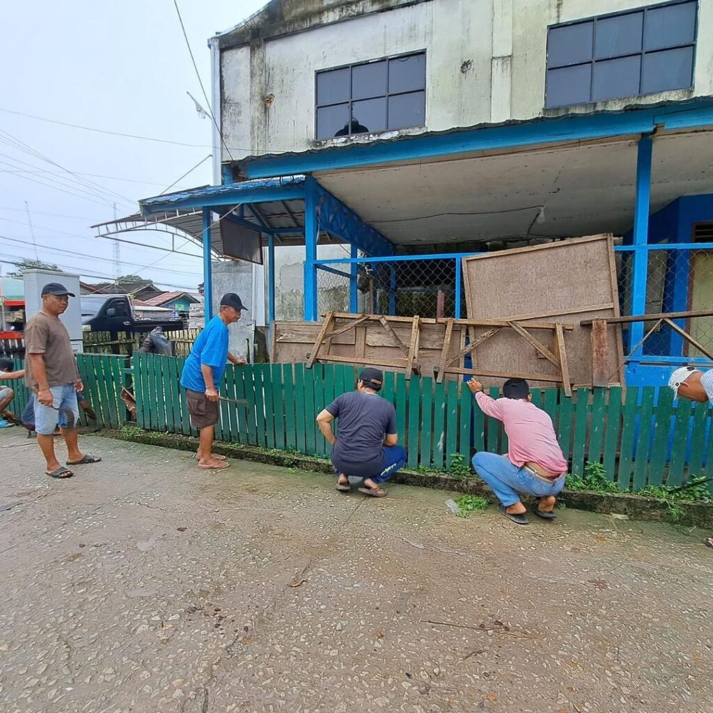 Sejumlah warga di Kelurahan Petung, Kecamatan Penajam, Kabupaten Penajam Paser Utara (PPU) melaksanakan kegiatan gotong royong. (Ist)