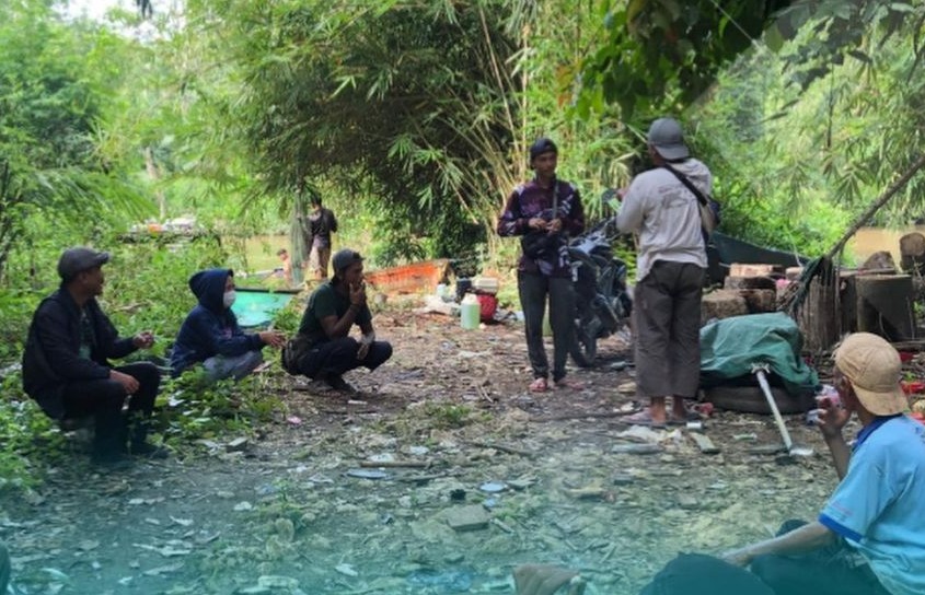 Lurah Petung, Kecamatan Penajam, Kabupaten PPU, Achmad Fitriady bersama kelompok nelayang yang mengembangkan wisata susur sungai tunan. (Ist)