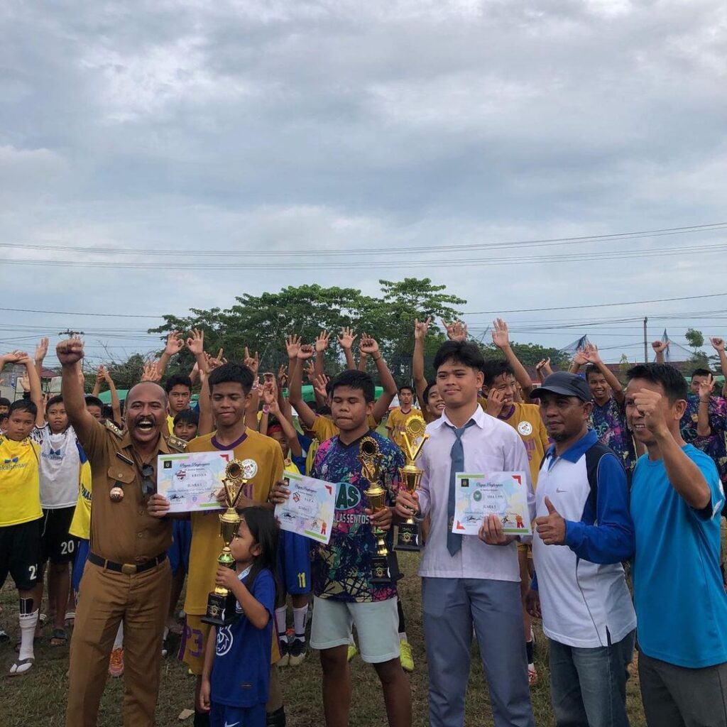 Momen sinergi antara Pemerintah Kelurahan Petung, Kecamatan PPU, Achmad Fitriady bersama Lembaga Pemberdayaan Masyarakat (LMP) Petung. (Ist)
