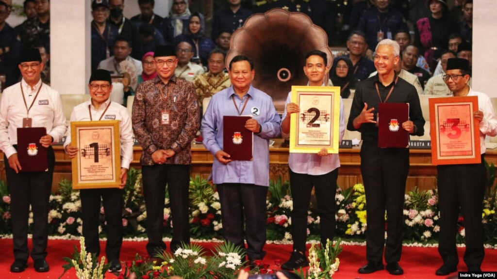 Penetapan nomor bagi para pasangan calon presiden dan wakil presiden. Ketiga paslon mendapatkan nomor urut untuk bersaing di Pilpres 2024 mendatang. (VOA/Indra Yoga)