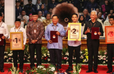 Penetapan nomor bagi para pasangan calon presiden dan wakil presiden. Ketiga paslon mendapatkan nomor urut untuk bersaing di Pilpres 2024 mendatang. (VOA/Indra Yoga)