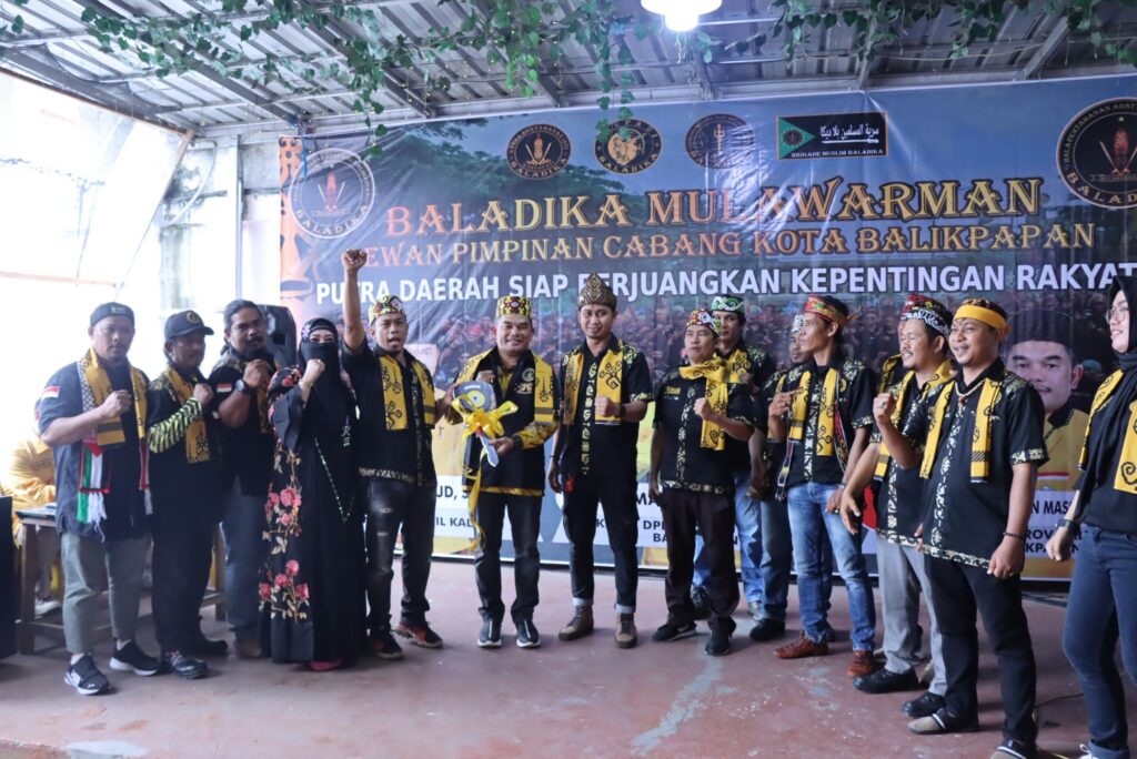 Ketua DPRD Kaltim Hasanuddin Mas’ud memberikan bantuan satu unit mobil ambulance kepada Baladika Mulawarman Kota Balikpapan. (Ist)