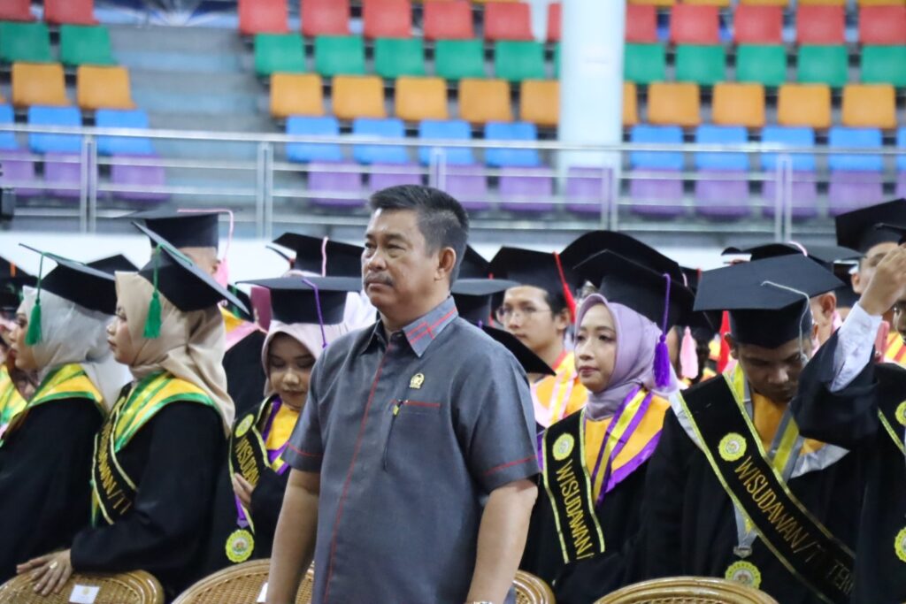 Anggota DPRD Kaltim H. Baba, menghadiri acara Rapat Terbuka Senat Universitas Balikpapan dalam Rangka Wisuda, di Balikpapan Sport andConvention Center Dome Balikpapan. (Ist)