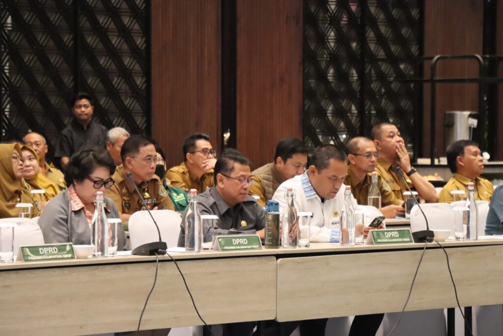 Ketua DPRD Kaltim Hasanuddin Mas’ud bersama Wakil Ketua DPRD Kaltim Seno Aji dan Sigit Wibowo, serta Sekreteris DPRD Kaltim Norhayati Usman Hadiri Konsultasi Publik Rancangan Awal RPJPD Kaltim Tahun 2025-2045, di Ballroom Hotel Mercure. (Ist)