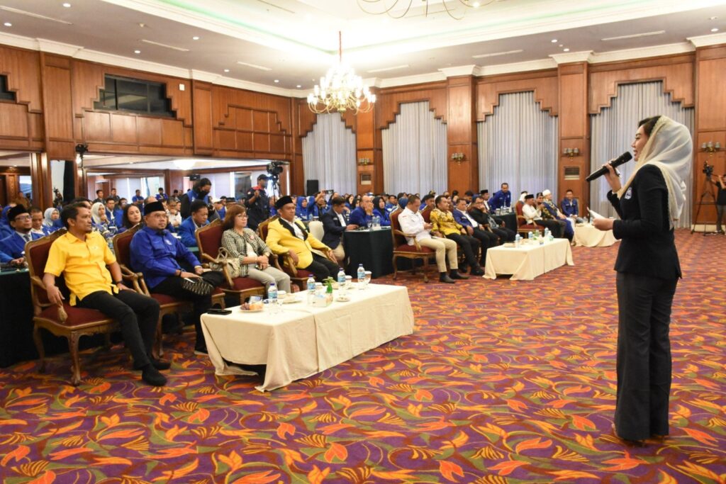 Para Pimpinan DPRD Kaltim ketika menghadiri acara Rakerwil III PAN Kaltim yang digelar di Ballroom Hotel Gran Senyiur Balikpapan. (Ist)