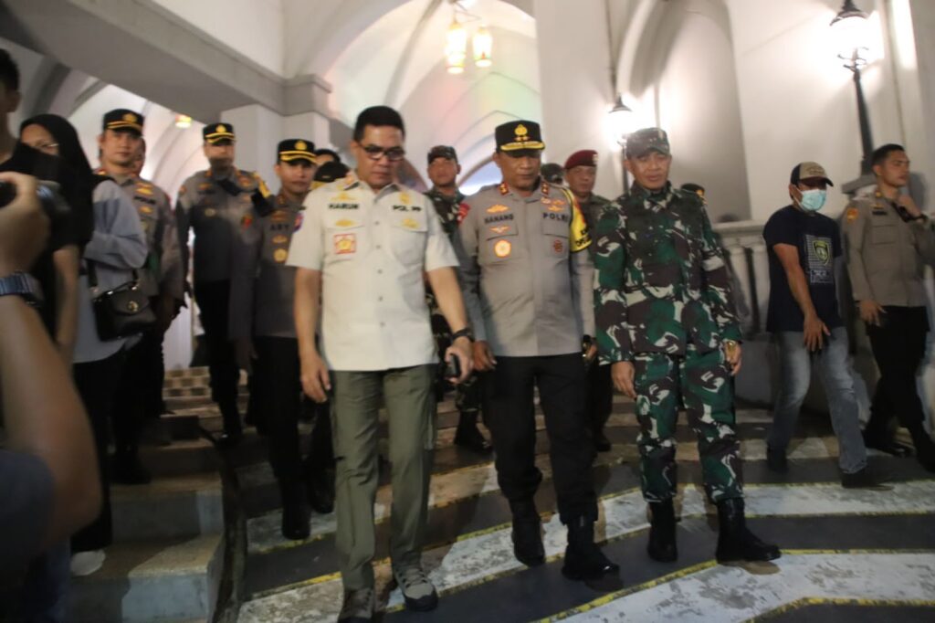Instansi terkait melakukan pemantauan gereja. (Ist)