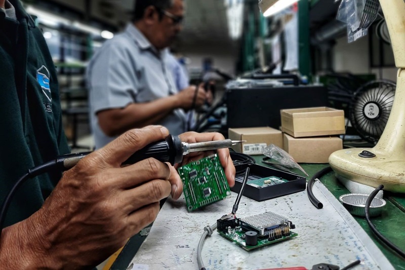 Karyawan PT INTI (persero) bekerja merangkai peralatan elektronik (dok PT INTI)
