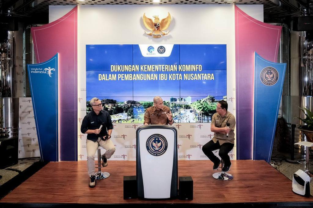 Menparekraf Sandiaga Salahuddin Uno bersama Direktur Jenderal Informasi dan Komunikasi Publik (Dirjen IKP) Kementerian Kominfo, Usman Kansong, dan Deputi Otorita IKN Bidang Sosial, Budaya, dan pemberdayaan Masyarakat, Alimuddin, dalam acara The Weekly Brief with Sandi Uno di Jakarta pada Rabu (10/1/2024)/Dok Biro Komunikasi Kemenparekraf. (Ist)