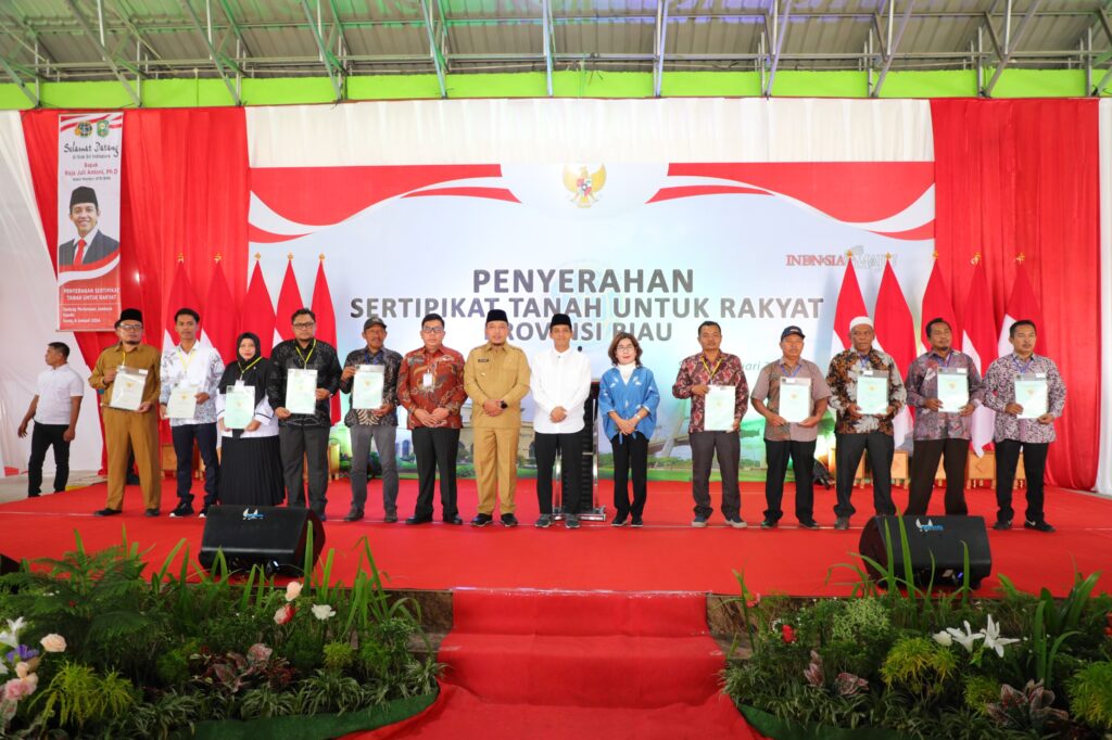 Wakil Menteri Agraria dan Tata Ruang/Wakil Kepala Badan Pertanahan Nasional (Wamen ATR/Waka BPN), Raja Juli Antoni, menyerahkan 500 sertifikat kepada masyarakat Kabupaten Siak, bertempat di Gedung Pertemuan Jambur, Senin (8/1/2024)/Foto: Humas Kementerian ATR/BPN