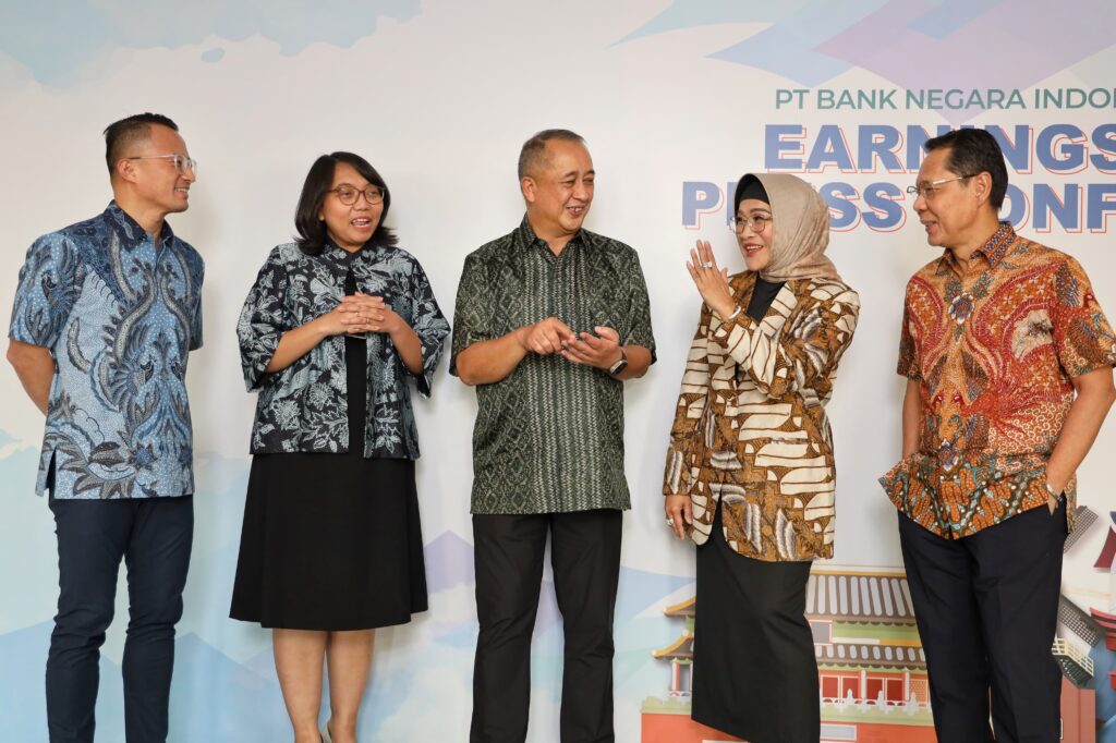 Press Conference Full Year BNI BNI: Direktur Utama BNI Royke Tumilaar (tengah), Wakil Direktur Utama BNI Adi Sulistyowati (kedua dari kanan), Direktur Finance BNI Novita Widya Anggraini (kedua dari kiri), Direktur Risk Management BNI David Pirzada (kanan), dan Direktur Wholesale & International Banking BNI Silvano Rumantir (kiri). (Ist)