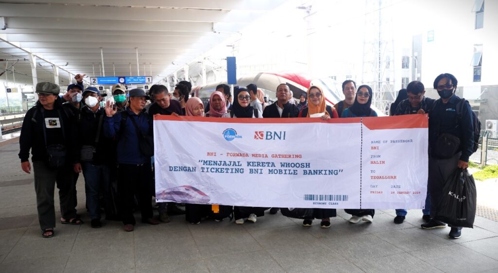 Rekan-rekan jurnalis berfoot bersama di stasiun Kereta Cepat Whoos, Halim Perdanakusuma, Jakarta. (Ist)