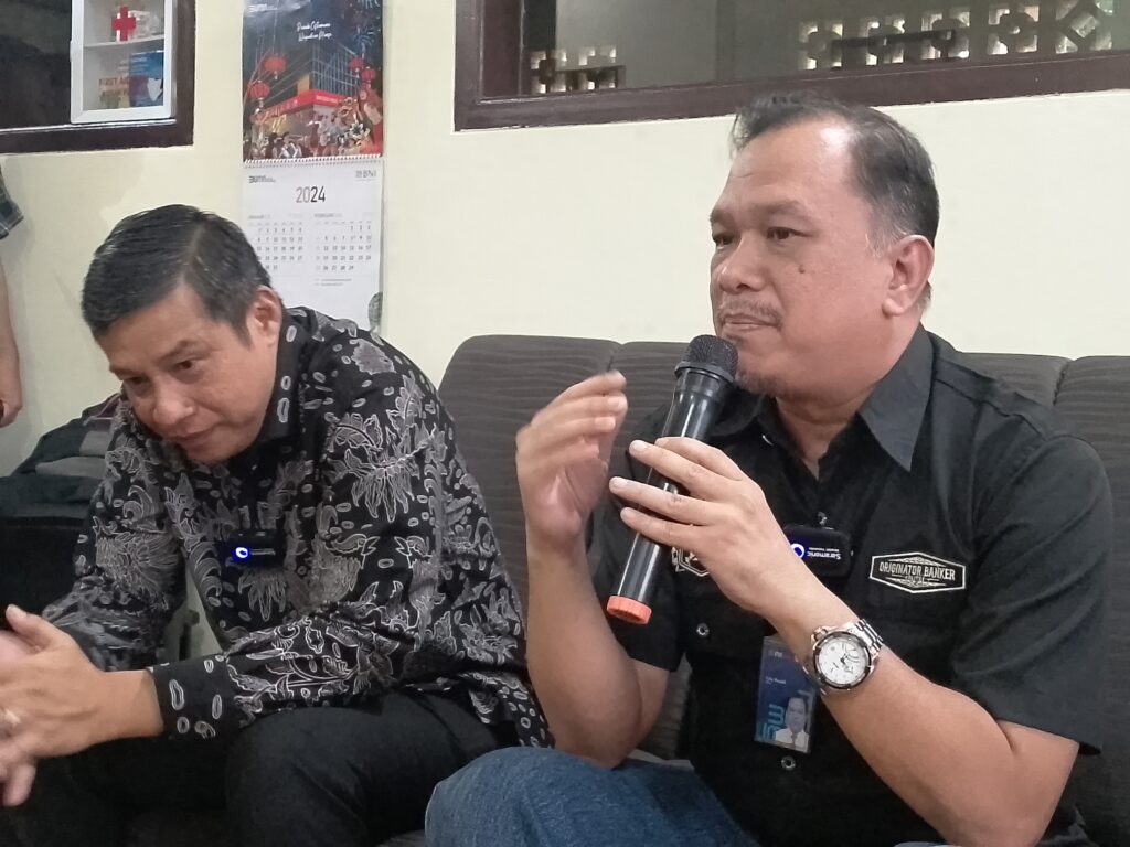 Branch Service Manager Bank BNI Kantor Cabang Banjar, Yoli Rinadi (kanan) di Banjarsaei, Ciamis, Jawa Barat. (Ist)
