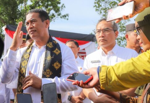 Mentan Andi Amran Sulaiman usai melakukan peninjauan Tanam Padi di Kelompok Tani Barokah Pedukuhan Blawong Desa Trimulyo Kecamatan Jetis Kabupaten Bantul. (Ist)