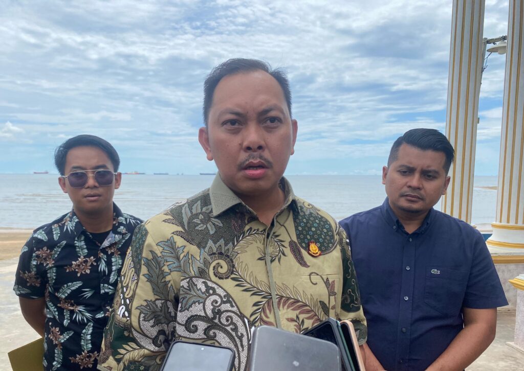 Kepala Kejaksaan Negeri Kabupaten PPU, Faisal Arifuddin (tengah). Jumat (05/01/2024). (ESY)