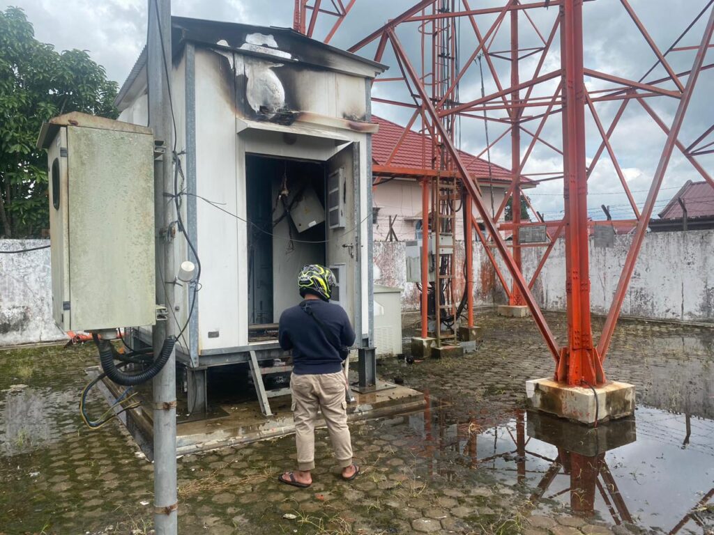 Panel BTS Telkomsel di Kelurahan Nipahnipah Terbakar. (Ist)