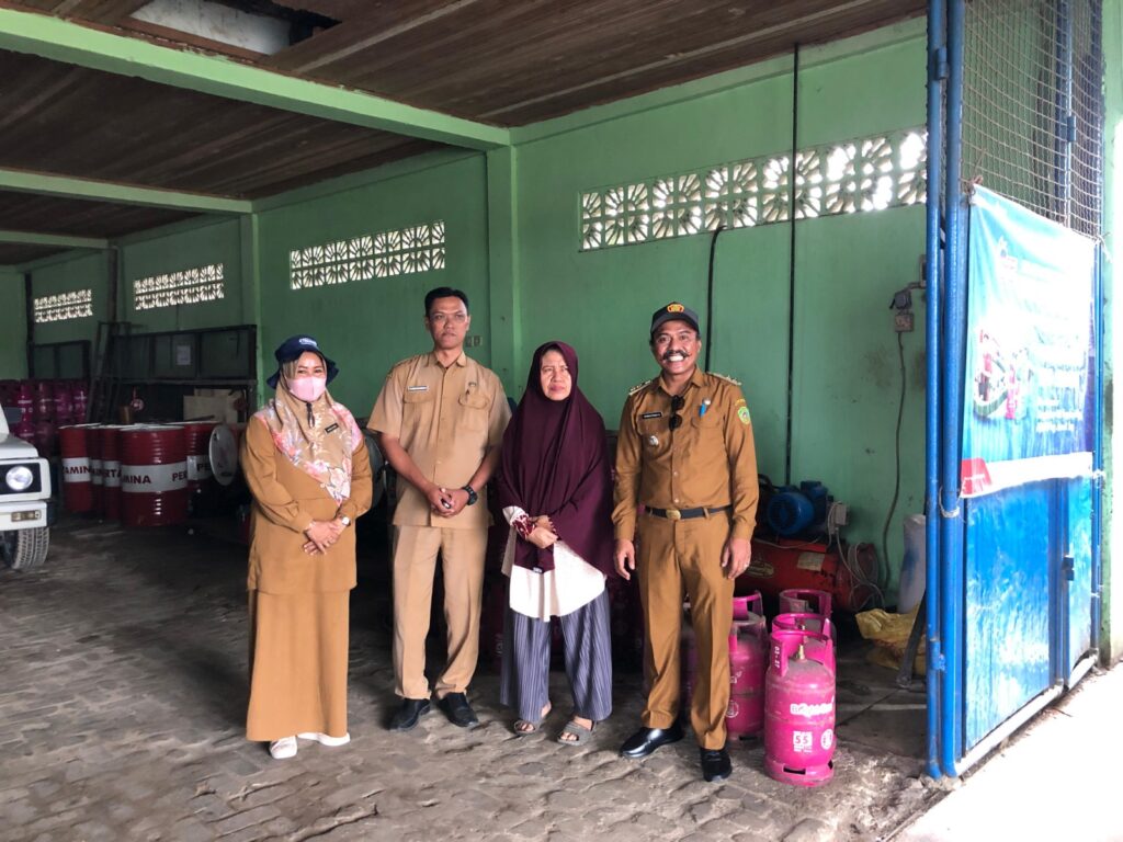 Lurah Petung, Achmad Fitriady, bersama Sekretaris Kelurahan Petung, Azis Andrian dan juga Kepala Seksi Pemberdayaan Masyarakat dan Kesejahteraan Sosial, Marliana. (Ist)