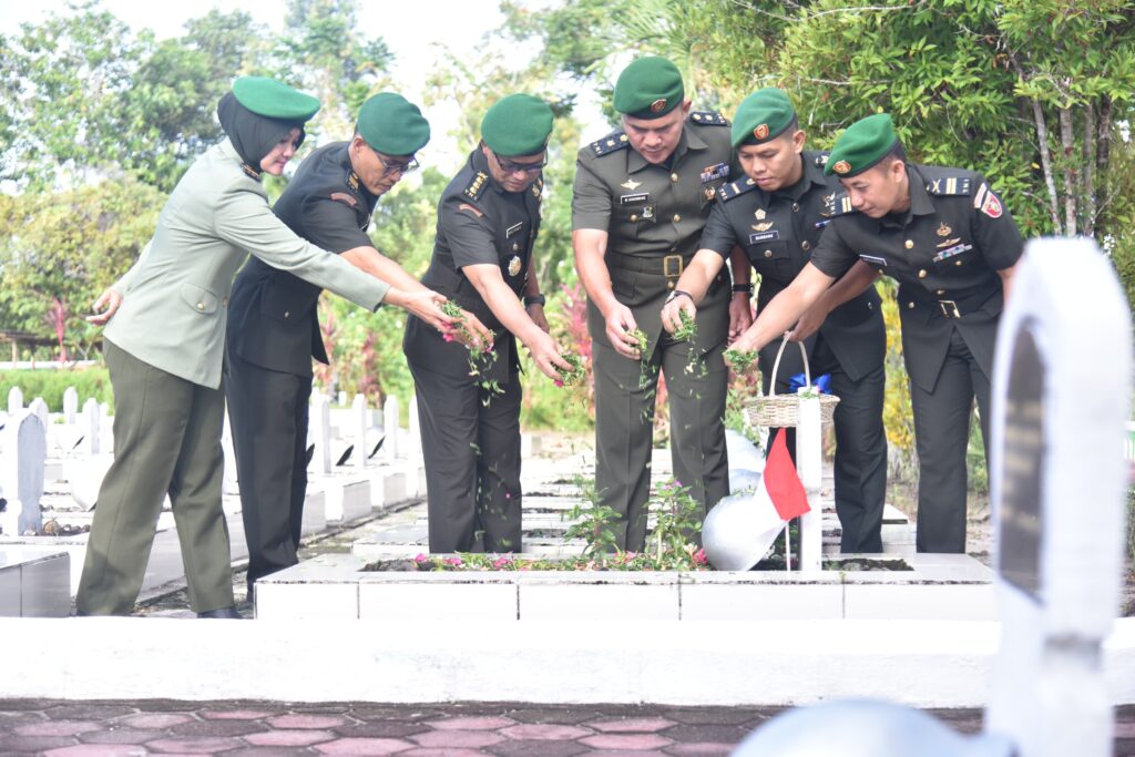 Ziarah di Taman Makam Pahlawan Dharma Agung Balikpapan. (Ist)