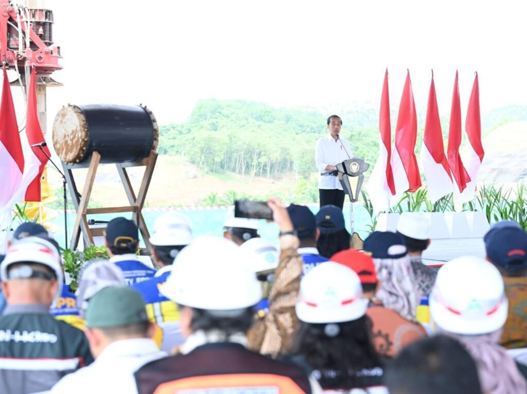 Presiden Jokowi saat melakukan peletakan batu pertama (groundbreaking) Masjid Negara di kawasan Ibu Kota Nusantara (IKN), Penajam Paser Utara. (Ist)
