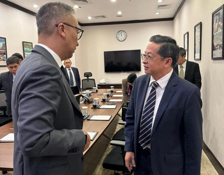 Menperin Agus Gumiwang Kartasasmita dalam pertemuan dengan perwakilan dari VinFast, yang dihadiri oleh Manufacturing Division Deputy CEO of VinFast Phạm Nhật Quân Anh, di Hanoi Vietnam beberapa waktu lalu. (Ist)